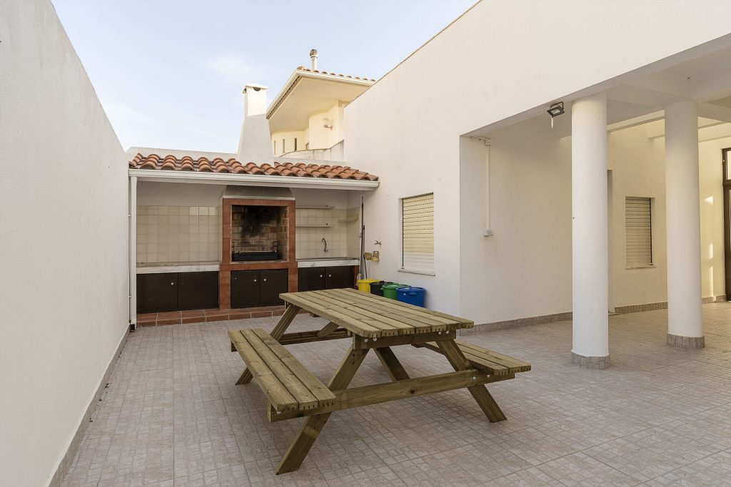 Terrace with a table and barbeque and outdoor kitchen area, perfect for coworking or cooking with groups