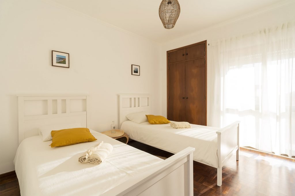 Bright and sunny twin bedroom at Ericeira Paradise Guest House and Suites